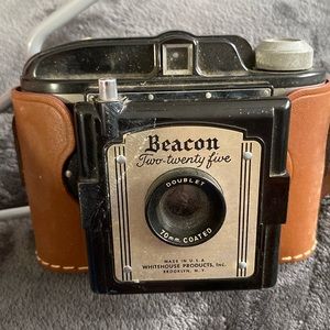 Vintage Camera - 1950s Beacon 2-25. Selling a decoration. Not sure it works.